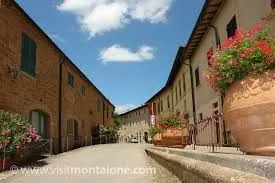 Via centrale del borgo, dove spesso vengono organizzate feste paesane