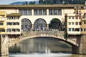 con i suoi matri orafi unici nel mondo e i suoi artisti di strada, sarà difficile non intrattenersi qualche minuto in più