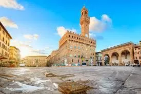 Piazza della Signoria è la piazza principale di Firenze, sede del potere civile e cuore della vita sociale della città. Si trova nella parte centrale della Firenze medievale.