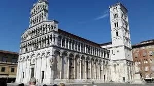 Il Duomo di San Martino in stile gotico romano dove troverete le spoglie di Santa Ilaria del carretto