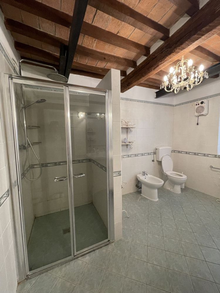 Bathroom with shower inside Podere Settefrati farmhouse