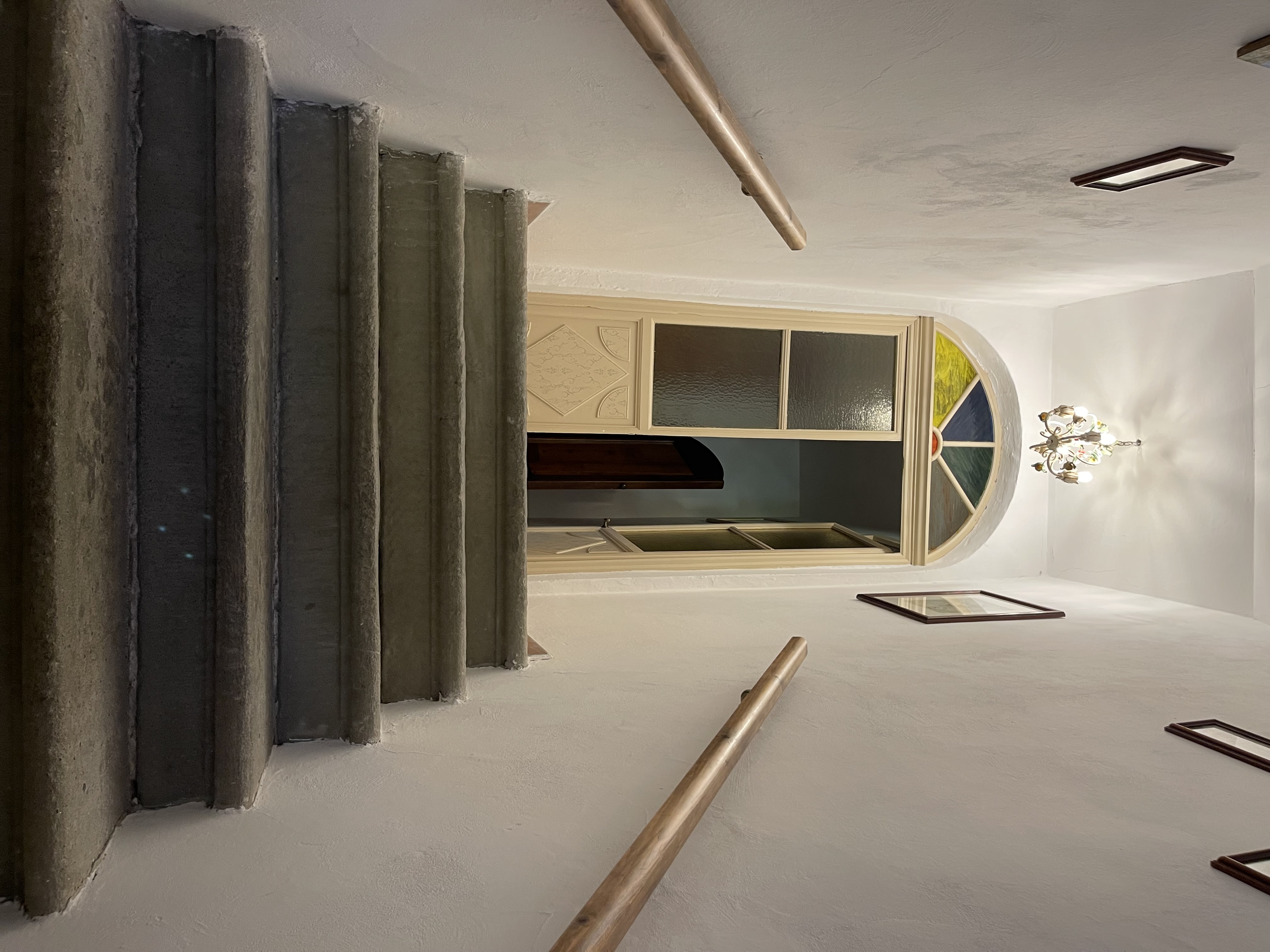 Corridor with rustic furniture inside Podere Settefrati farmhouse