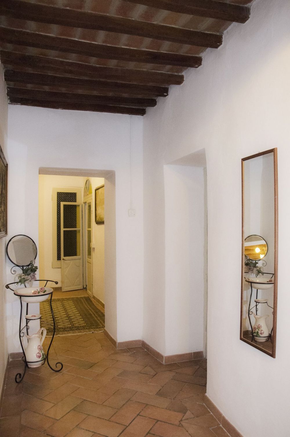 podere-settefrati-hallway-interior