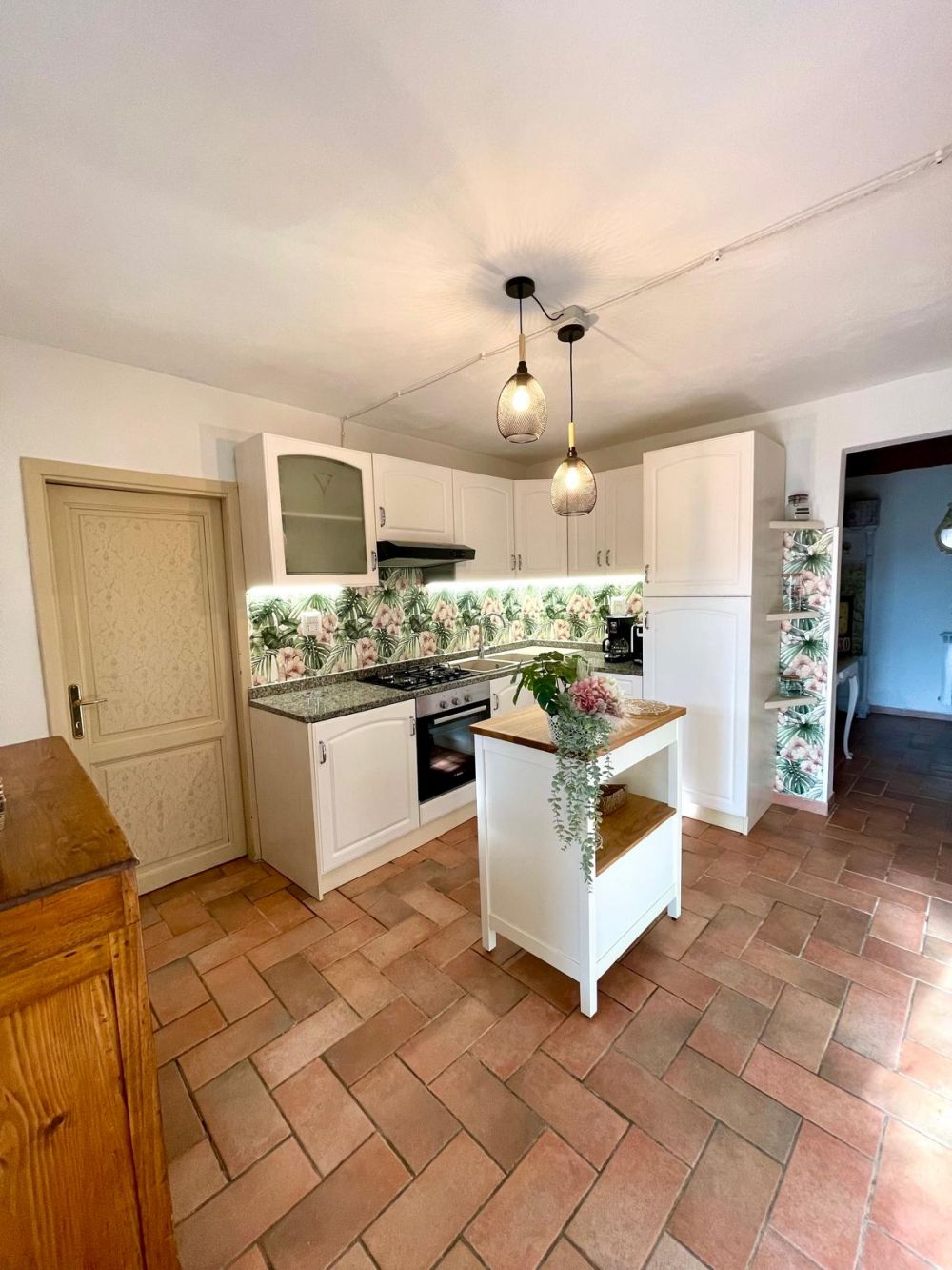 Kitchen table with Tuscan decor at Podere Settefrati