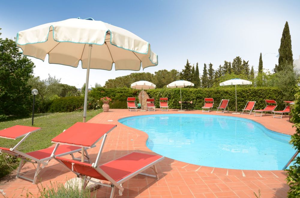 Poolside with loungers at Podere Settefrati farmhouse