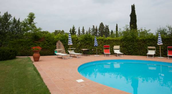 Romantic pool view at sunset surrounded by Tuscan hills at Podere Settefrati